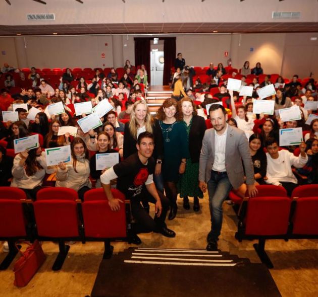 180 alumnos del instituto de Santa María reciben los diplomas que los acreditan como tutores y tutorizados del programa de Tutoría entre Iguales que lucha contra el acoso escolar.